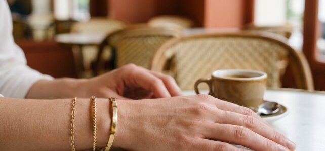 Pourquoi les bracelets fins reviennent en force chez les femmes en 2026 Pourquoi les bracelets fins reviennent en force chez les femmes en 2026