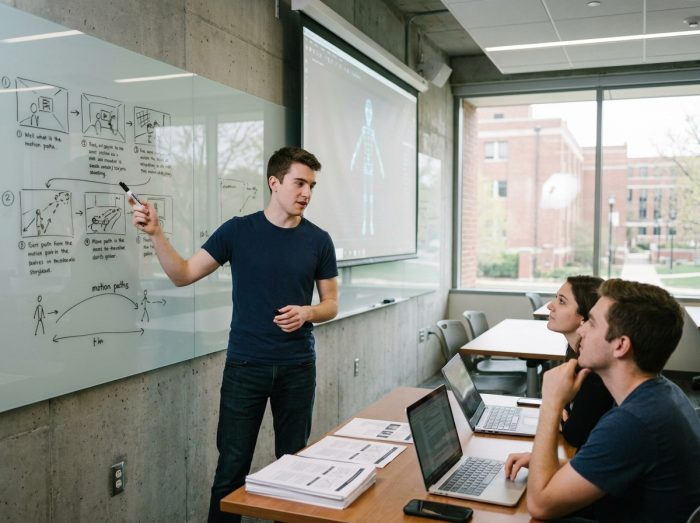 Groupe d'étudiants en animation 3D collaborant sur un storyboard dans une salle de cours universitaire