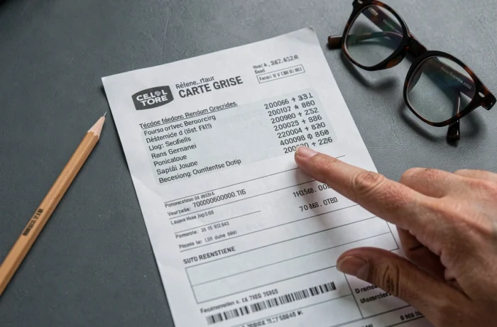 Gros plan sur un certificat d'immatriculation avec le code couleur mis en évidence sur un bureau
